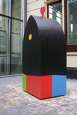 Huis. Van Tiddo Nieboer.<p>Volgens geleverde maquette. De door mij opgemeten maten zijn middels een CAD tekening overgebracht naar een computer die de ingebrachte tekening het staal heeft gesneden met water. Gelast in de werkplaats, daarna is de stalen constructie verzinkt. Gecoat en beschilderd. Fundatie geplaatst in de Universiteit van Groningen en het beeld daarop geplaatst en geopend met een speciale doos op rails, ontworpen en gemaakt door Advies Bureau Werf.